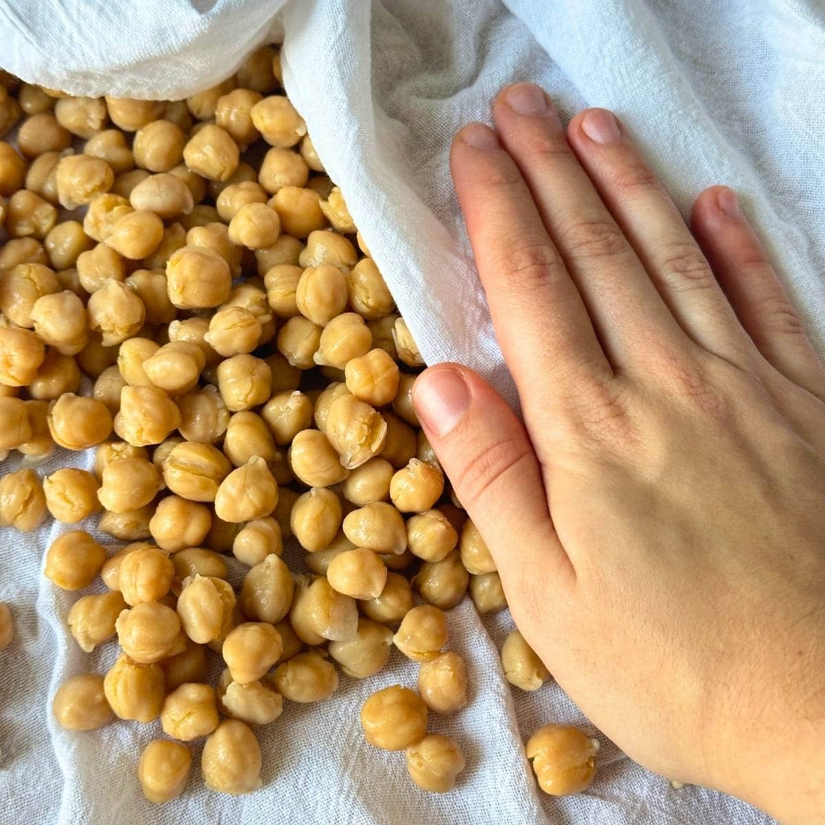 Dry chickpeas with a clean towel.